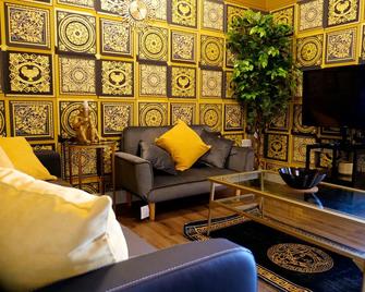 Sexy Luxurious Versace Apartment Near Sheffield - Rotherham - Living room