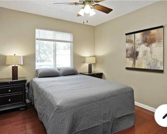 Min from oak park mall in Overland Park, Kansas - Overland Park - Bedroom