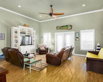 Just Listed Beach House Steps Away From The Beach - Crystal Beach - Huiskamer