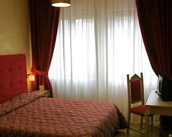 Hotel Fiordigigli - Assergi - Habitación