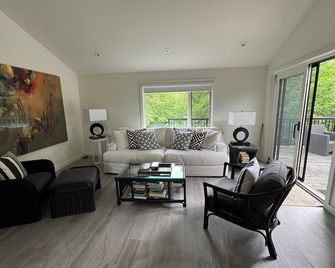 Lakefront 5 Bedroom + 5 bathroom Cottage w/ Boat on Miller Island Muskoka - Gravenhurst - Living room