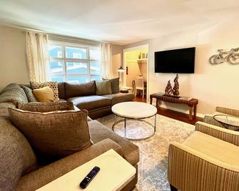 The Village Flat Best Spot In Wny! - Williamsville - Living room
