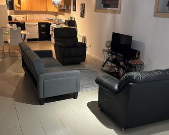 Wow! Condo With Charging Station! With Garden! - Châteauguay - Living room