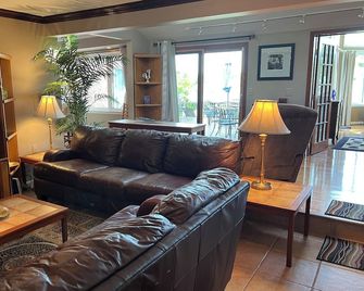 Upscale Cass Lakefront 3 KING BR Home big deck/yard, boat/swim dock and fire pit - Waterford - Living room