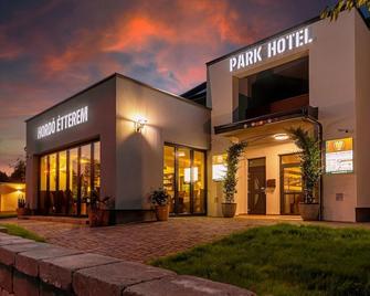 Park Hotel Buek-Buekfuerdo - Bük - Building