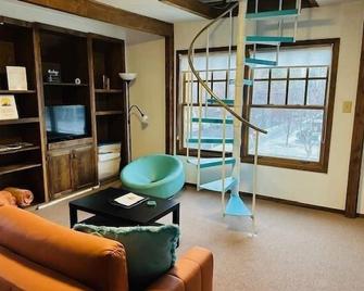 Charming 1 Bedroom Apartment in Historic Old Bend - Bend - Living room