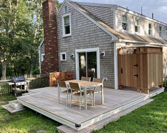 Well Appointed Modern 3 Bedroom Cape House, Fully Renovated In 2020! - Harwich - Patio