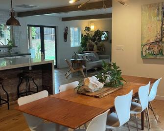 Explore Redwood forests on the Avenue of The Giants and the Eel river - Redway - Dining room