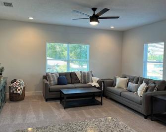 Cozy Apartment in Lake City, only minutes from the baseball fields and food! - Lake City - Living room