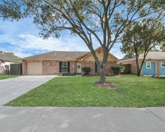 Cozy 3br Retreat Near Nasa And Hobby Airport - Houston