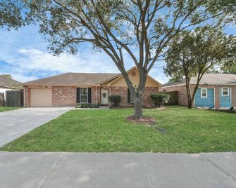 Cozy 3br Retreat Near Nasa And Hobby Airport - Houston
