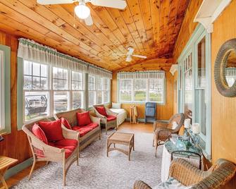 Lake Views and Dock Access - Pittsfield Cottage! - Pittsfield - Sala de estar