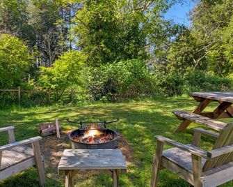 Glamping Tent with Partial Ocean Views - 1 min walk to beach! - Eastsound - Innenhof