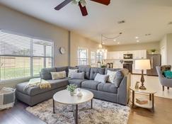 Pet-Friendly Tomball Home about 8 Mi to Burroughs Park - Tomball - Living room