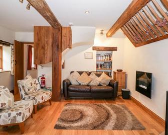 Chapel Cottage, Pet Friendly, With A Garden In King's Stanley - Stonehouse - Living room