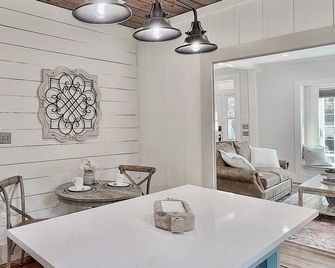 The Lazey Dazey Cottage, Dating back to 1884 in Hico, Texas - Hico - Comedor