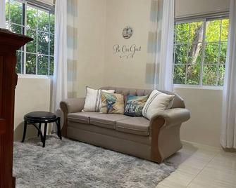 Adorable 1BR Cottage Walk to the Beach Priory - Saint Ann’s Bay - Salon
