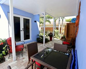 Fantasy Island Inn, Caters to Men - Fort Lauderdale - Patio