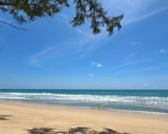 House and pool facing the ocean, golf 2 km away, breakfast and cleaning included - Thai Mueang - Playa
