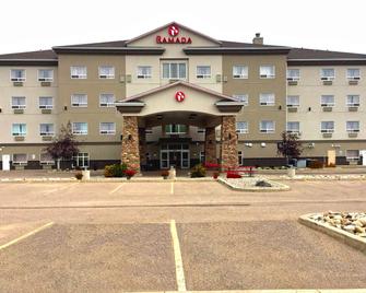 Ramada by Wyndham Lac La Biche - Lac La Biche - Building