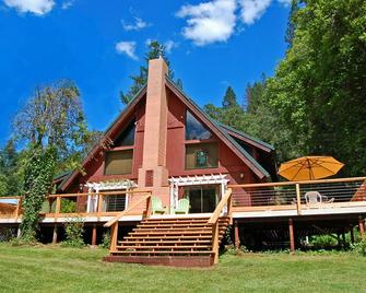 Majestic A-Frame Riverfront House on the Trinity River Alpen Glow - Douglas City - Edificio