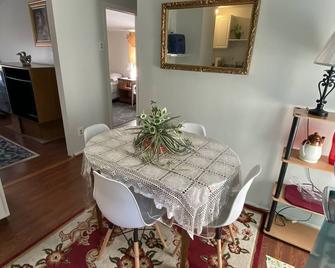 Two bedroom, living/dining room - ベルポート - ダイニングルーム