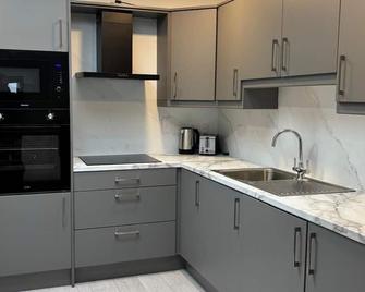 Kcm Urban Retreats - Cobh - Kitchen