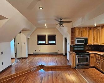 Minutes to Saugerties & HITS Horse show. \nAbove garage w/ own private entrance. - Kingston - Kitchen