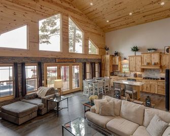 Cozy Home, Hot Tub, Dock, Kayaks, Swimming & More! - Brainerd - Living room