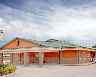 Super 8 by Wyndham Siloam Springs - Siloam Springs - Building