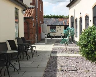 The Hare & Barrel Hotel - Watton - Patio