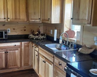 Charming 2-bedroom cabin minutes from Sacandaga Lake and Saratoga Springs - Amsterdam - Kitchen