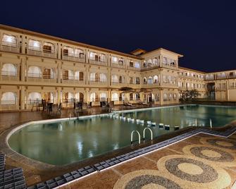 Holiday Resort & Spa A Unit of S Poddar Group - Gāndhīdhām - Piscine