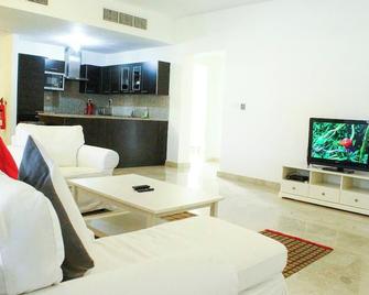 Serene 2-Bedroom Retreat - As Sīfah - Sala de estar