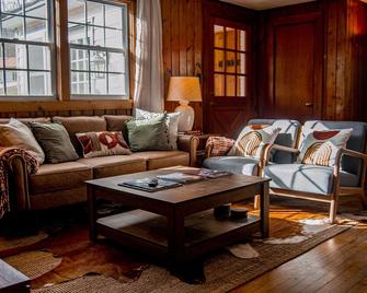 Birch House: Cozy Cabin 5 min from Okemo - Ludlow - Huiskamer
