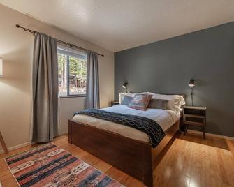 Cozy Pet-Friendly Cabin w Fenced-In Yard Close to Slopes Beach Town - Carnelian Bay - Bedroom