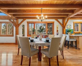 Highlands Homestead Luxury Retreat - Bragg Creek - Dining room