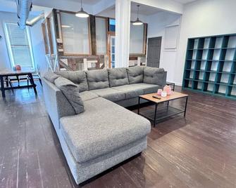 New Remodel! Historic Modern Industrial With A Splash Of History B&b - San Antonio