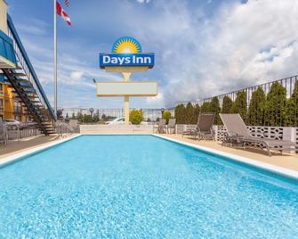 Days Inn by Wyndham Bellingham - Bellingham - Piscina