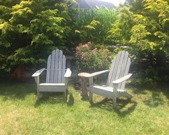 Garden Cottage--Bike to Town and Beach. Prime Katama location. Dog Friendly. - Edgartown - Patio