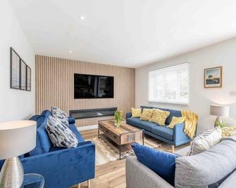 Luxe Ocean+playroom+Seascape - Barton on Sea - Living room