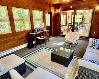 Chalet 11min away ski in ski outWinter Retreat - Tobyhanna - Living room