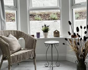 Lavender Den - London - Living room