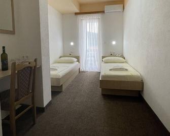 Hotel Ami-M - Twin Room with Balcony - Neum - Slaapkamer