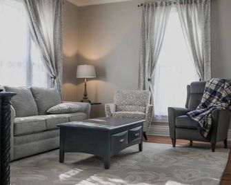 The Blue Belle: Downtown, Wku, Hospital & Parks - Bowling Green - Living room