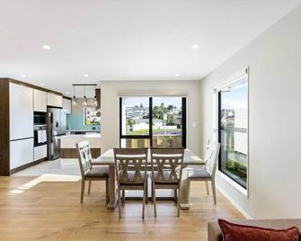 Summit Crest Townhouse with Parking and Air-con - Auckland - Comedor