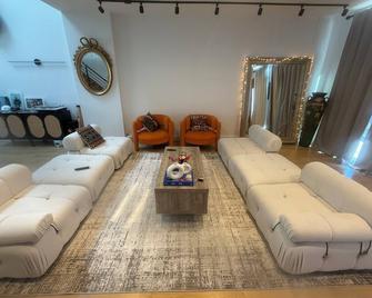 Cozy 2-bedroom Townhome in charming Brooklyn with AC, WiFi - Brooklyn
