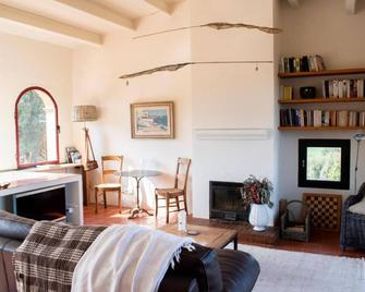 Apartment 'El Pedró Panoramic' with Mountain View, Wi-Fi and Air Conditioning - Ventalló - Sala de estar