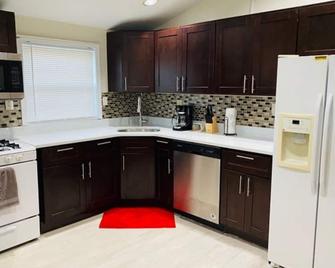 Quick rides to JFK, train station, malls & casino. - Nueva York - Cocina