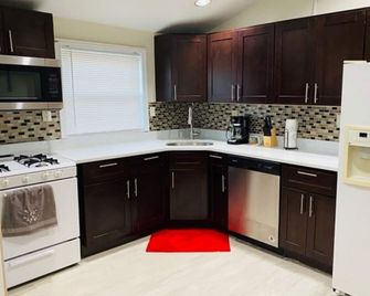 Quick rides to JFK, train station, malls & casino. - New York - Kitchen